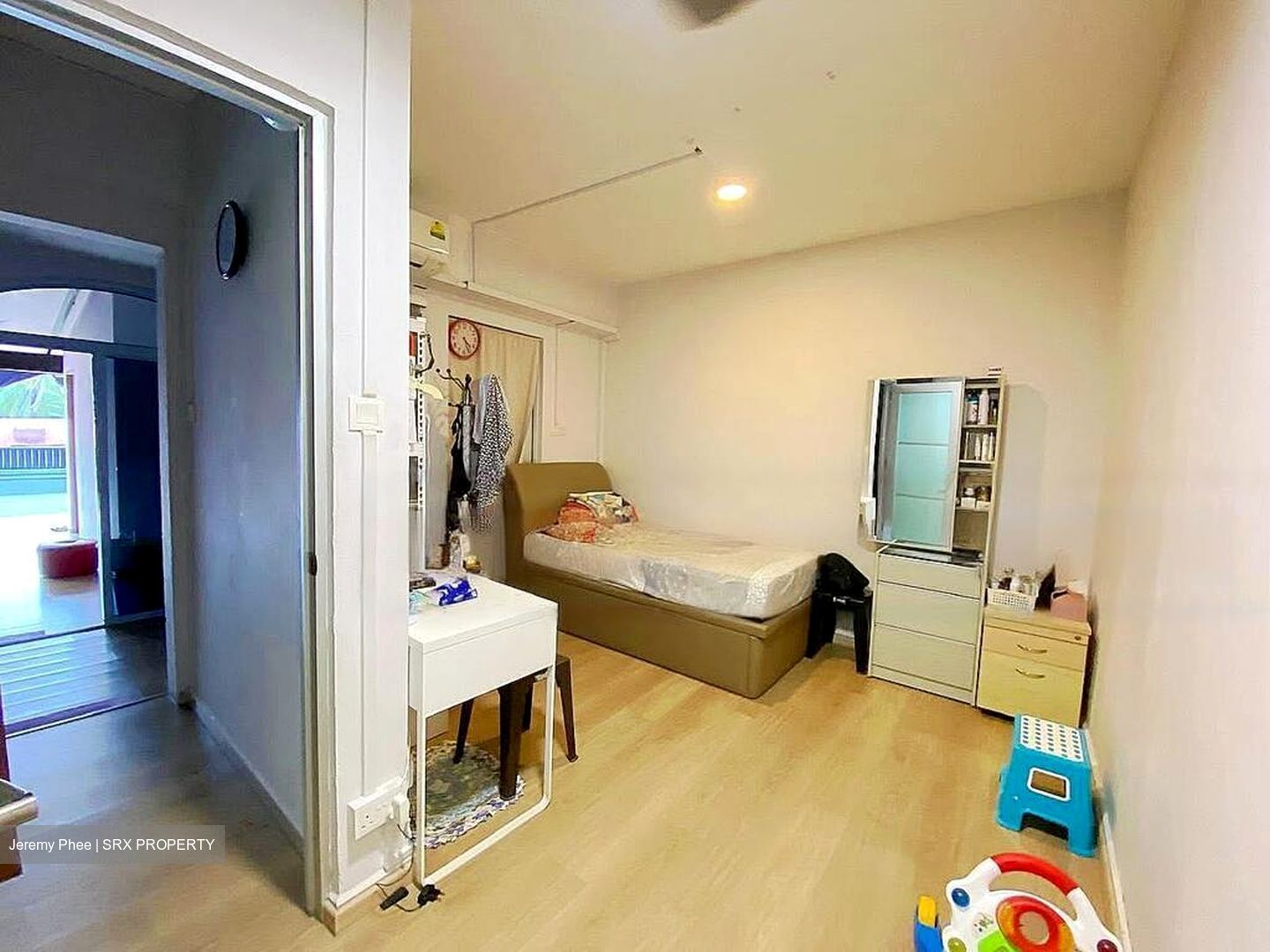 Flora Road (D17), Terrace #465344391